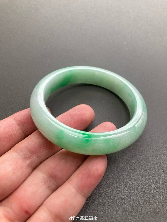 行情退热后成都藏家手里的翡翠蛋面与观音像:现在出手还是等下一轮风口